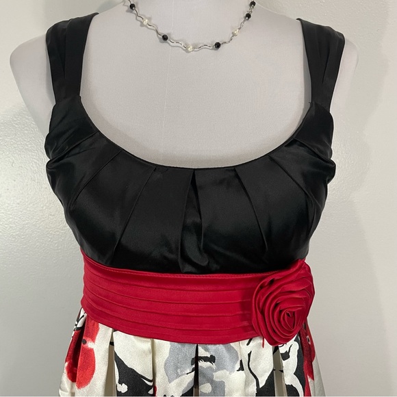 EUC - City Triangles Estilo Dress in Black/White/Red - 5 - Picture 4 of 8